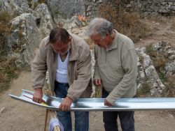 Plus tard, aidé de Marc, Jean soude deux éléments pour créer un angle