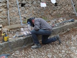 Daniel soude des fers à béton pour allonger les pattes de fixation