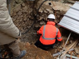 Maxime et David se relaient pour percer le trou vers la cave