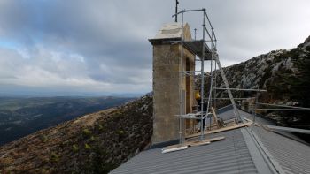 Vue sur le clocher dont le toit sera à étanchéifier également