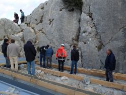 Visite de chantier devant la gouttière