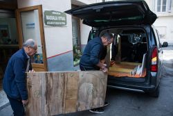 Dans le coffre de l'auto, on voit le râtelier en place