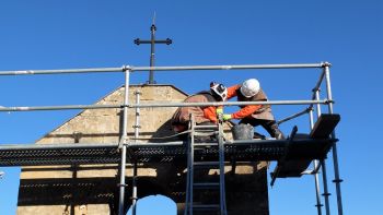 Les couvreurs installent la bande à ourlet