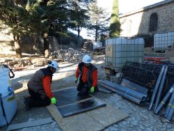 La découpe des lourdes bandes de plomb