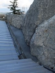 Au nord, vue sur la partie cimentée contre les rochers, qui sera recouverte de plomb