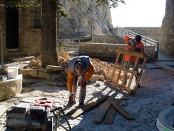 Sauveur retire les vis et les clous, Patrice démonte une palette