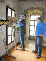 Alain Coulet et Jean-Jacques Bernard-Bret installent une fermeture provisoire avant la pose d'une nouvelle vitre