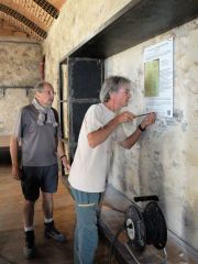 Michel Guidoni installe le panneau 