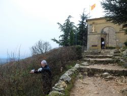 Francis Moze taille les arbustes bordant l'entrée du Prieuré