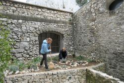 Marie Paule Legoff et Christina Ohlsen replantent les arbrisseaux qui avaient été retirés