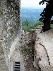 La semaine suivante, le caniveau est recouvert, le travail achevé