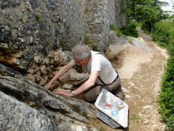 Jean-Paul se sert d'une truelle