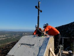 Au premier plan, le pan du clocher non encore recouvert