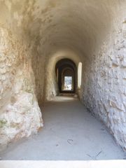 La partie nord du cloître vue du seuil, avec son sol lissé 