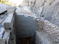 Extrémité sud du cloître bouchée, en-dessous, encadrement pour une porte