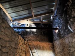 La remise au fond du cloître est couverte