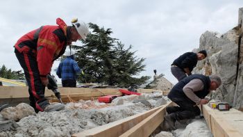 Arasement de l'excès de maçonnerie pour respecter la pente, fixation des hampes