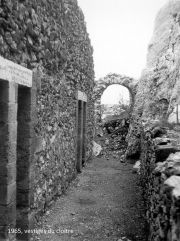 1965, il reste une portion de voûte et la partie basse du mur à l'est, avec ses deux appuis de fenêtres