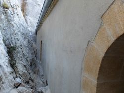 Le mur contre la falaise est complètement enduit