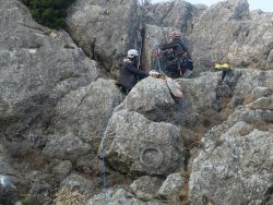 Un gros morceau est sur le point d'être descendu. On voit bien le câble ceinturant le rocher du bas.