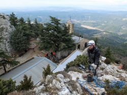 Daniel installe des pitons pour sécuriser ses coéquipiers