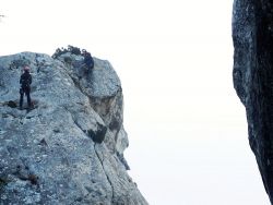 Yorick et Martin sur la falaise au-dessus de la brèche