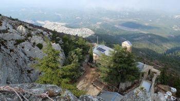 Vue sur le Prieuré,  prise du même  endroit