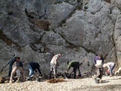 Les plus grosses pierres sont au pied de la falaise  