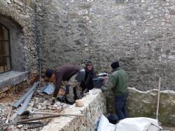 Jean-Paul rejointoie le muret de l'escalier 