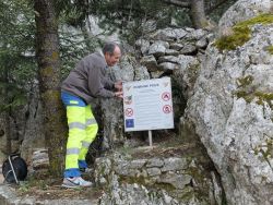 Panneau situé derrière le porche d'entrée