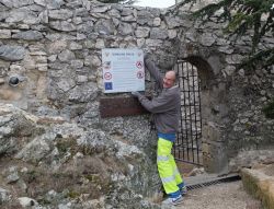 Panneau situé à l'entrée est du Prieuré