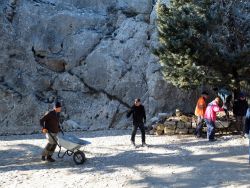 Les rochers et  la terre sur la banquette sont aussi à évacuer