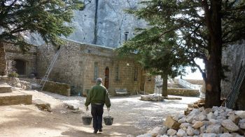 Patrick apporte de la terre pour la calade