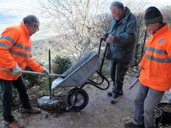 Marc et Laurent déversent le béton