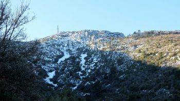 La neige persiste dans les creux, sous le Prieuré et la Croix