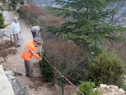 Michel et Laurent creusent, plantent et vissent les jambes de force 