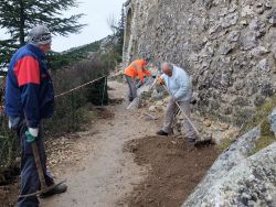 Sauveur et Maurice rebouchent la tranchée longeant la chapelle 