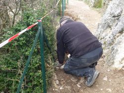 Jacques scelle les jambes de force avec du béton et des pierres