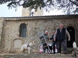 L’échelle pour poncer la grille du cloître