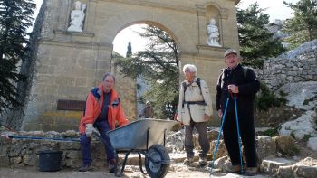 Yves, Pierre et Philippe devant le porche