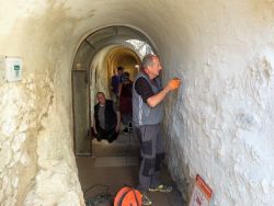 Installation d’un panneau à l’entrée : la chronologie des restaurations