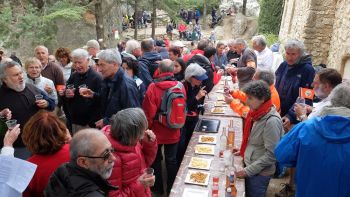 Marc, Daniel, Yves, Eric et Anick servent les boissons