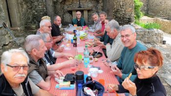 A côté de Paul, au centre, ses deux invités : Père Thierry François et William