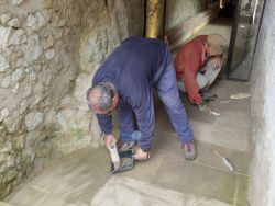 A l’entrée du cloître… 