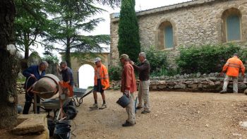 Marc, Laurent, Alain T. et Jean-Paul  préparent le béton