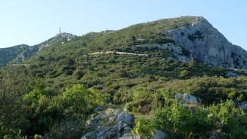 Sur le sentier Imoucha, vue vers le mur d’enceinte et le Prieuré