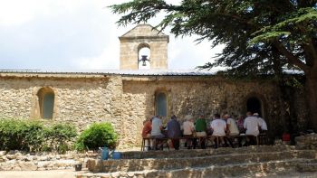 La façade de la chapelle, sans les anciennes grilles, a bien changé !