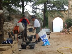 Patrick et Jean-Paul alimentent la bétonnière