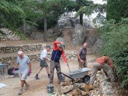 Le mortier est gâché encore dans la brouette... 