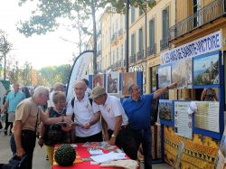 Daniel, Jean-Jacques et Patrick renseignent les visiteurs